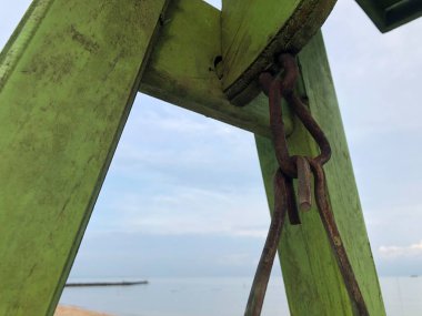 Gölge olsun diye sahilde sallanan sandalye.