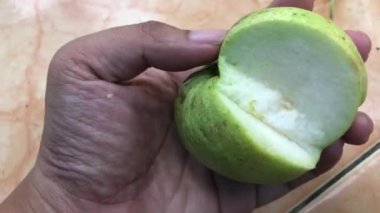 Kristal guava meyvesini tutan ellerin videosu