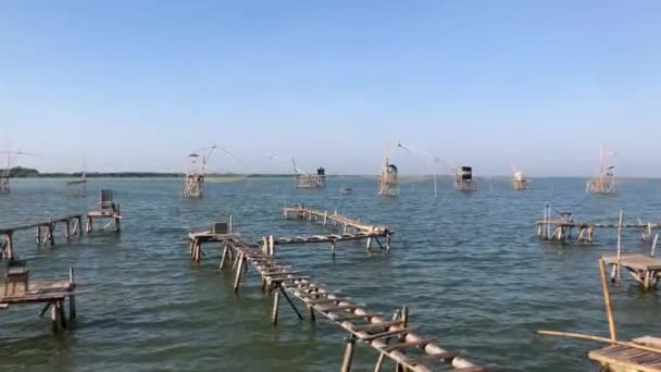 Ponte Bambu Jaulas Peixe — Vídeo de Stock