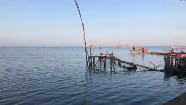 Brücke Aus Bambus Und Fischkäfigen — Stockvideo