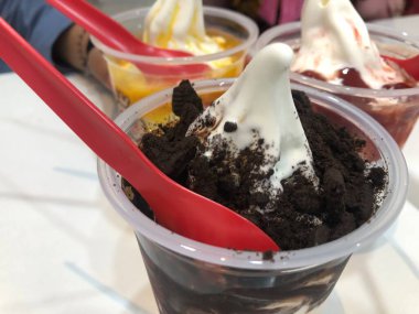 Kırmızı ve beyaz bir çiçeğe yaklaş