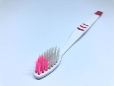 Beyaz arkaplanda diş fırçası ve diş macunu