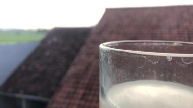 Bir bardak sıcak süt ve abur cubur.