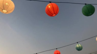 Akşamları gün batımı manzaralı fener ışıkları.