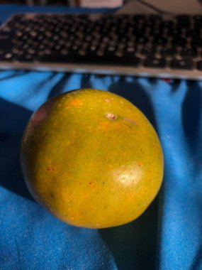 Mutfak masasına yakın çekim olgun portakal suyu elmaları.