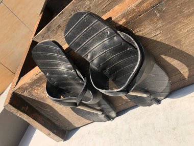 Siyah beyaz arka planı olan eski ahşap masa.