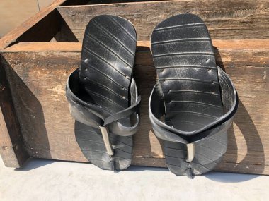 Eski ayakkabılar yere.