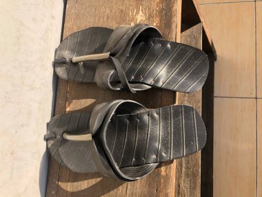 Bir çift lastik çizmeli eski püskü metal kova..