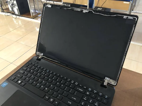 Laptop Pustym Ekranem Drewnianym Stole — Zdjęcie stockowe