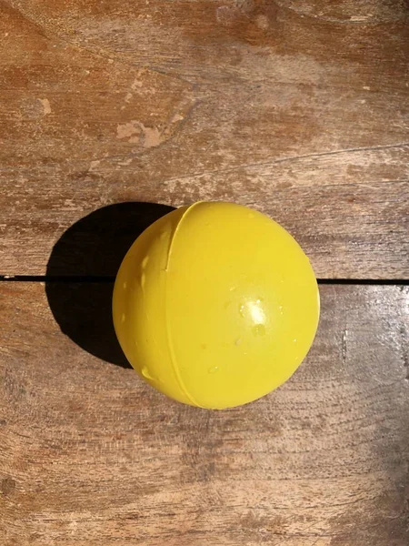 Αυγό Ξύλινο Πιάτο Κοντινό Πλάνο — Φωτογραφία Αρχείου