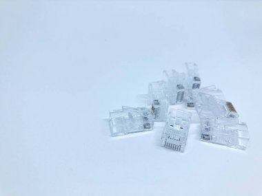 mavi arkaplanı olan beyaz plastik kutu