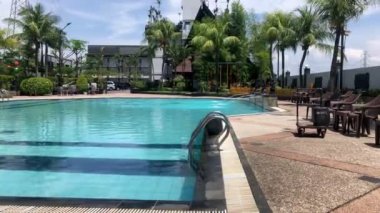 Otelde çeşmeli havuz manzarası