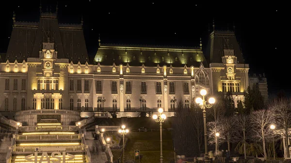 Romanya 'nın Iasi kentinden Kültür Sarayı - gece vakti