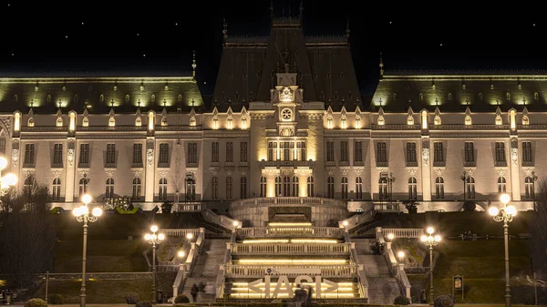 Romanya 'nın Iasi kentinden Kültür Sarayı - gece vakti