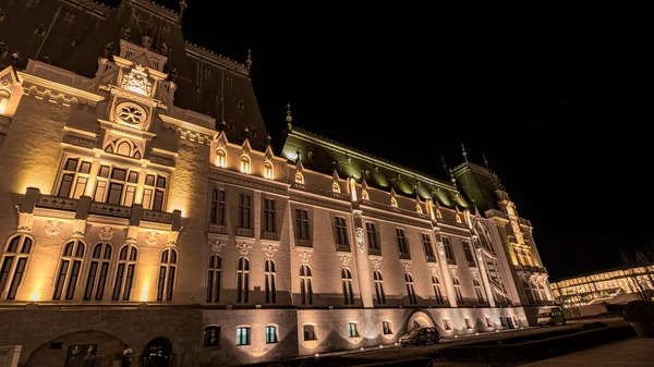 Romanya 'nın Iasi kentinden Kültür Sarayı - gece vakti