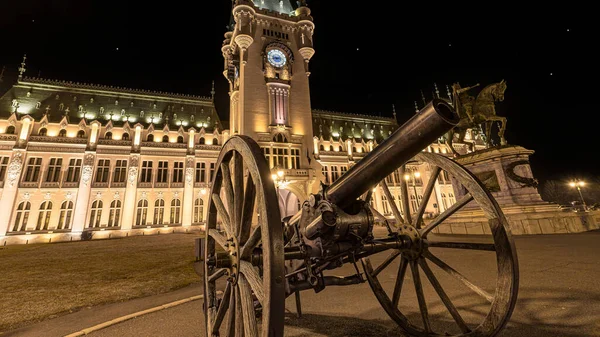 Romanya 'nın Iasi kentinden Kültür Sarayı - gece vakti