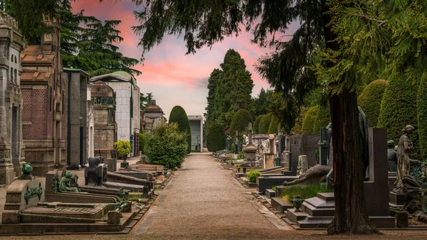 Milan anıtsal mezarlığı Nisan 2022