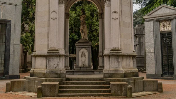 Milan anıtsal mezarlığı Nisan 2022