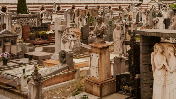 Milan anıtsal mezarlığı İtalya 2022