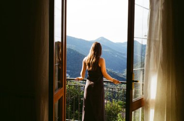 Balkondaki güzel dağ manzaralı kadınlar. 35mm 'lik film kamerasıyla çekildi.