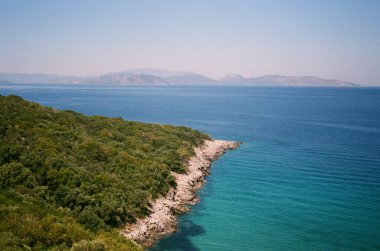 Okyanus suyunun etrafındaki ada 