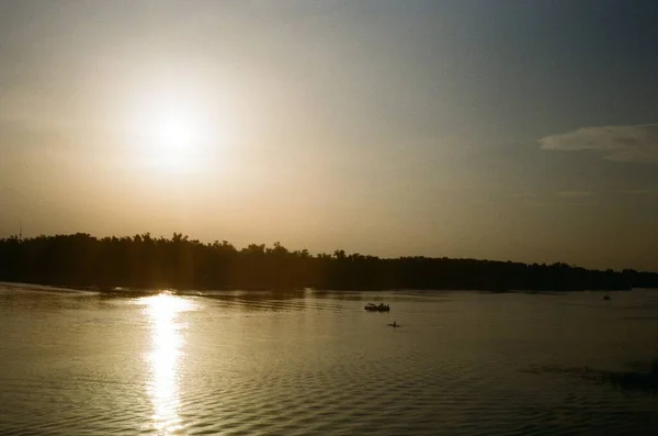 Sonnenuntergang Strand Mit Menschen Sonnenstrahlen — Stockfoto