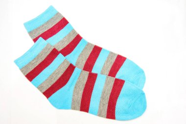 Beyaz arka planda izole edilmiş ince örgüden yapılmış bir çift renkli çorap. Çorap..