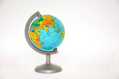 Dünya beyaz arka planda izole edildi. Küre. Dünya gezegeninin modeli..