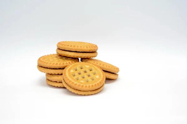Dois Biscoitos Com Recheio Cacau Entre Fundo Branco Bolachas — Fotografia de Stock