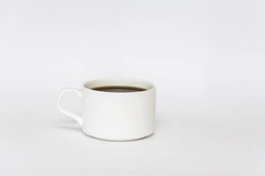 Bir fincan kahve. Beyaz arka planda izole edilmiş beyaz kahve fincanı. Kahve fincanı. Kahvaltıda. Kahve..