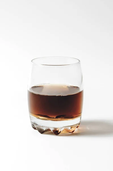 Mörk Dryck Ett Glas Isolerad Vit Bakgrund Bägare Kognac Whiskey — Stockfoto
