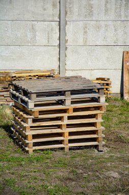 Tahta paletler. Ahşap paletler yerde yatıyor. İnşaat.