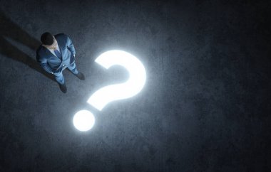 Parlak bir soru işareti simgesinin önünde duran iş adamının en iyi görüşü karar vermektir. Düşünce anlayışı. Fotorealistik 3B oluşturma.