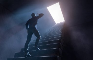 Merdivenlerden çıkan işadamı kavramı ilerideki sırlara bakar. Fotorealistik 3B oluşturma.