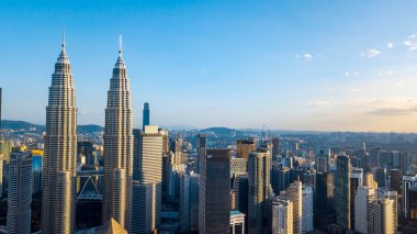 KUALA LUMPUR, MALAYSIA - 1 Şubat 2019: Öğleden sonra Kuala Lumpur şehrinin ufuk çizgisi.