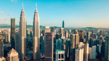 Kuala Lumpur / Malezya - 4 Ocak 2020: Kuala Lumpur kentindeki Petronas İkiz Kulelerinin dışındaki güzel mimari yapı 