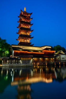 Wuzhen, Çin - 9 Mayıs 2019: Çin 'in Zhejiang şehrinde antik bir kasaba olan Wuzhen' deki mübaşir tapınağının gece görüşü.