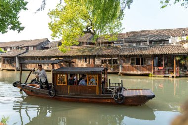 Wuzhen, Çin - 9 Mayıs 2019: ahşap botla nehirden eski Wuzhen kasabasının manzarası. Wuzhen Çin 'in Zhejiang şehrinde bir antik kasaba.