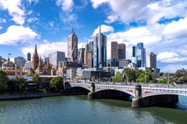 Melbourne / Avustralya - 25 Ekim 2019: Melbourne şehir ticaret bölgesi (CBD), Yarra Nehri, Prenses Köprüsü, Avustralya