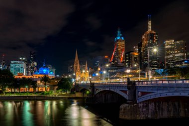 Melbourne / Avustralya - 25 Ekim 2019: Melbourne şehri CBD ve Yarra nehri gece manzarası 