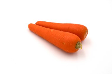 Güzel taze taze çiğ havuç beyaz arka planda izole edilmiş sağlıklı havuçlar.