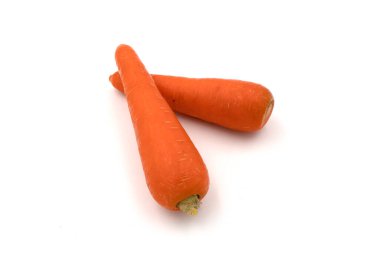 Güzel taze taze çiğ havuç beyaz arka planda izole edilmiş sağlıklı havuçlar.