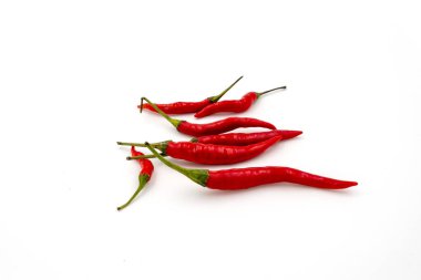 Acı kırmızı biber. Beyaz arka planda izole edilmiş küçük kırmızı biberler. Üst görünüm.