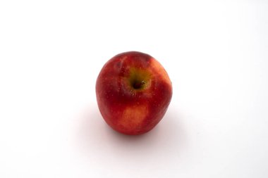 Kraliyet gala kırmızı elmasının tamamı beyaz arka planda izole edilmiş. Üst görünüm.