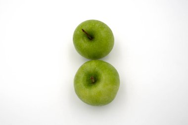 Beyaz arka planda izole edilmiş taze yeşil elmalar. Üst görünüm.