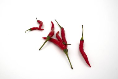 Acı kırmızı biber. Beyaz arka planda izole edilmiş küçük kırmızı biberler. Üst görünüm.
