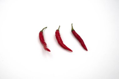 Acı kırmızı biber. Beyaz arka planda izole edilmiş küçük kırmızı biberler. Üst görünüm.