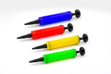 Beyaz arka planda izole edilmiş balon için çok renkli el pompası enflasyonu