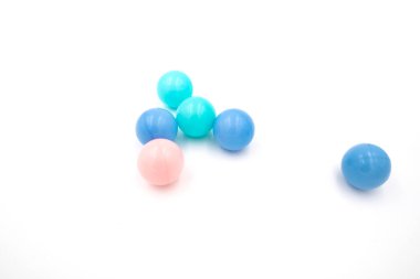 Renkli badem kurabiyesi rengi beyaz arka planda izole edilmiş yumuşak plastik okyanus topları.