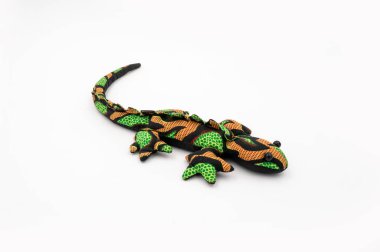 Kertenkele oyuncakları beyaz arkaplanda izole